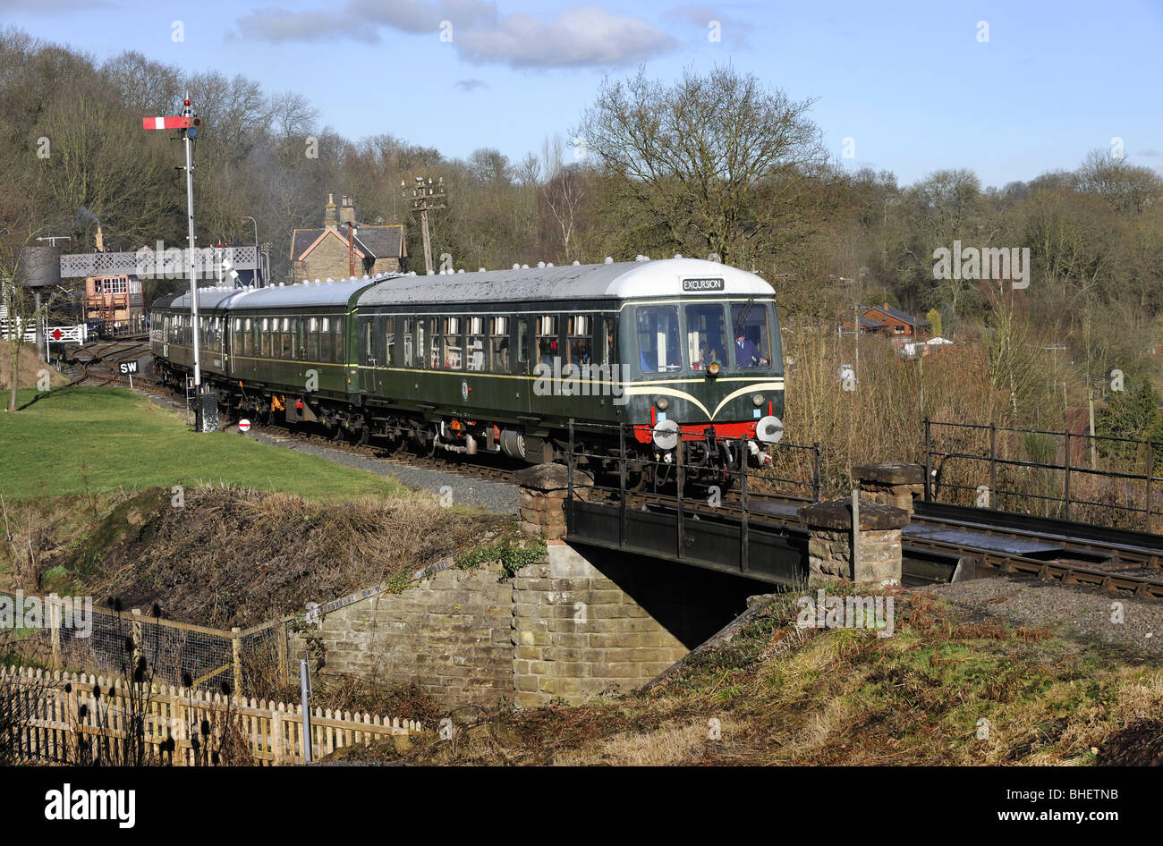 Vintage British Railways diesel multiple unit treno lascia la stazione Highley, Shropshire, Regno Unito Foto Stock