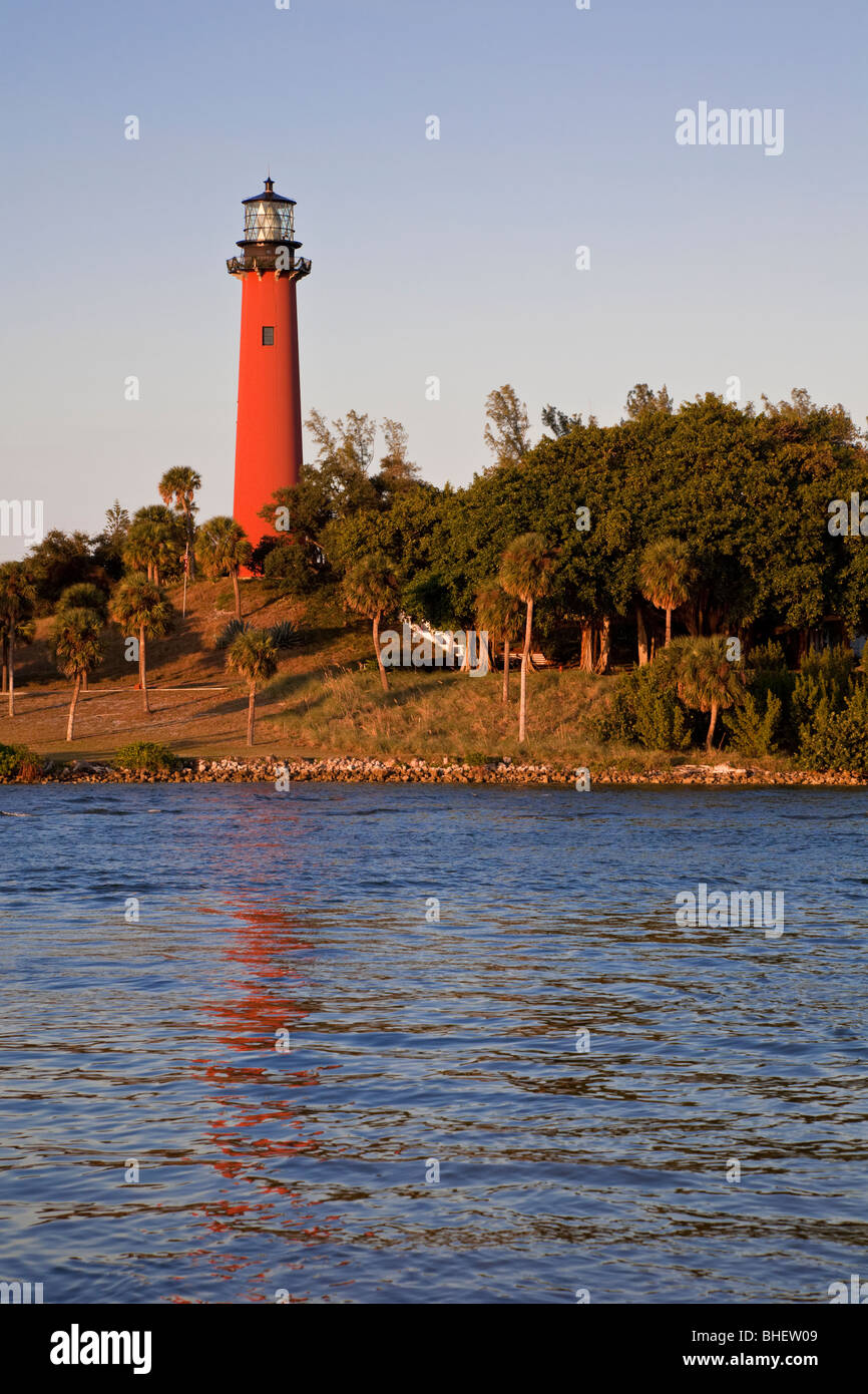 Giove, FL - Nov 2008 - faro rosso lungo permanente di Giove entrata a Jupiter, Florida può essere visto da 25 miglia fuori in mare Foto Stock