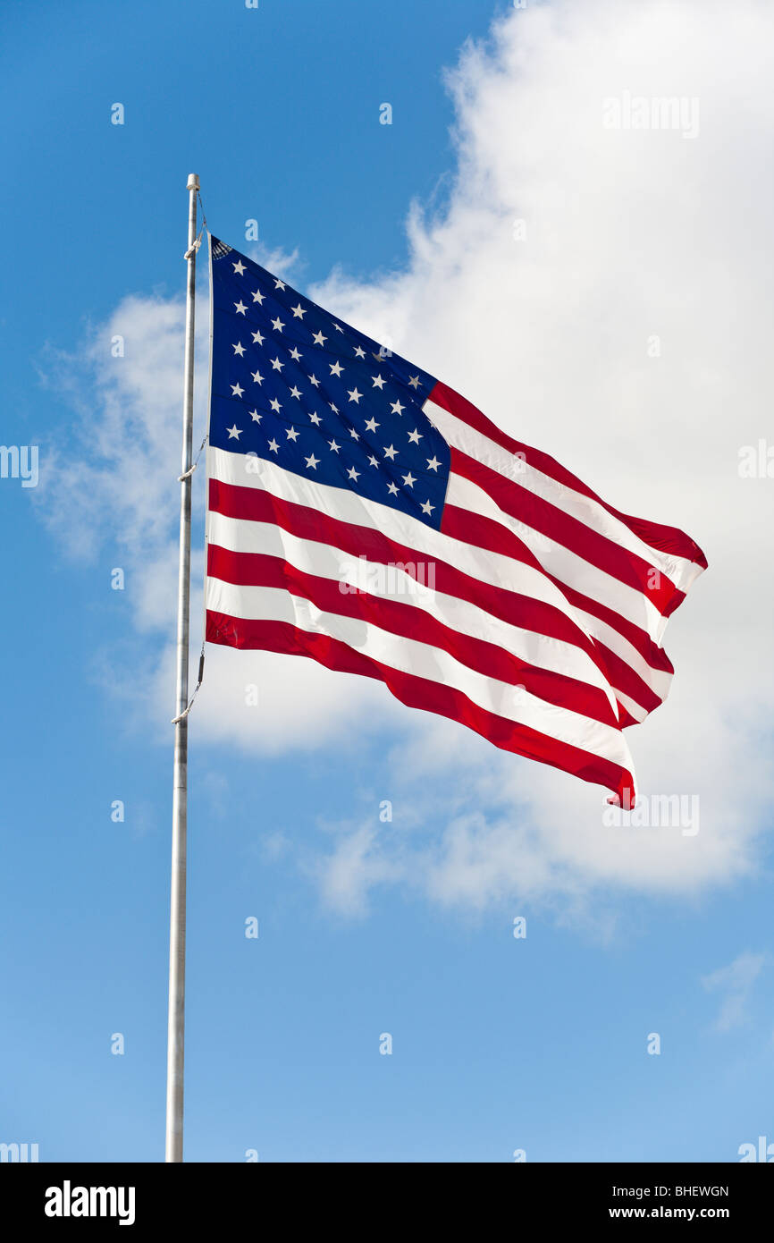 Bandiera americana sventolare in luce il cielo blu con nuvole bianche Foto Stock
