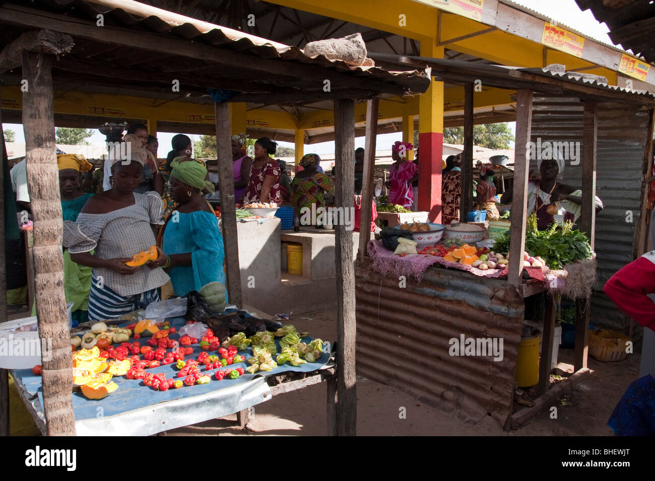 Occupato donna locale la vendita di frutta e verdura a Serekunda bancarelle del mercato Gambia Africa occidentale Foto Stock