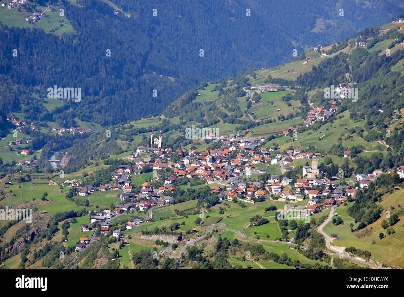 Austria, Tirolo, villaggio di montagna Fliess, Osterreich, Tirol, Blick von der Pillerhoehe auf Fliess an der "Via Claudia Augusta" Foto Stock