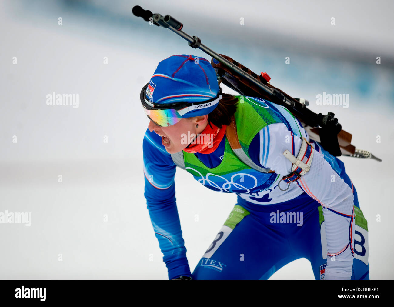 Veronika Vitkova di CZE durante le gare di Biathlon per donna 7.5K Sprint di Whistler Olympic Park Foto Stock