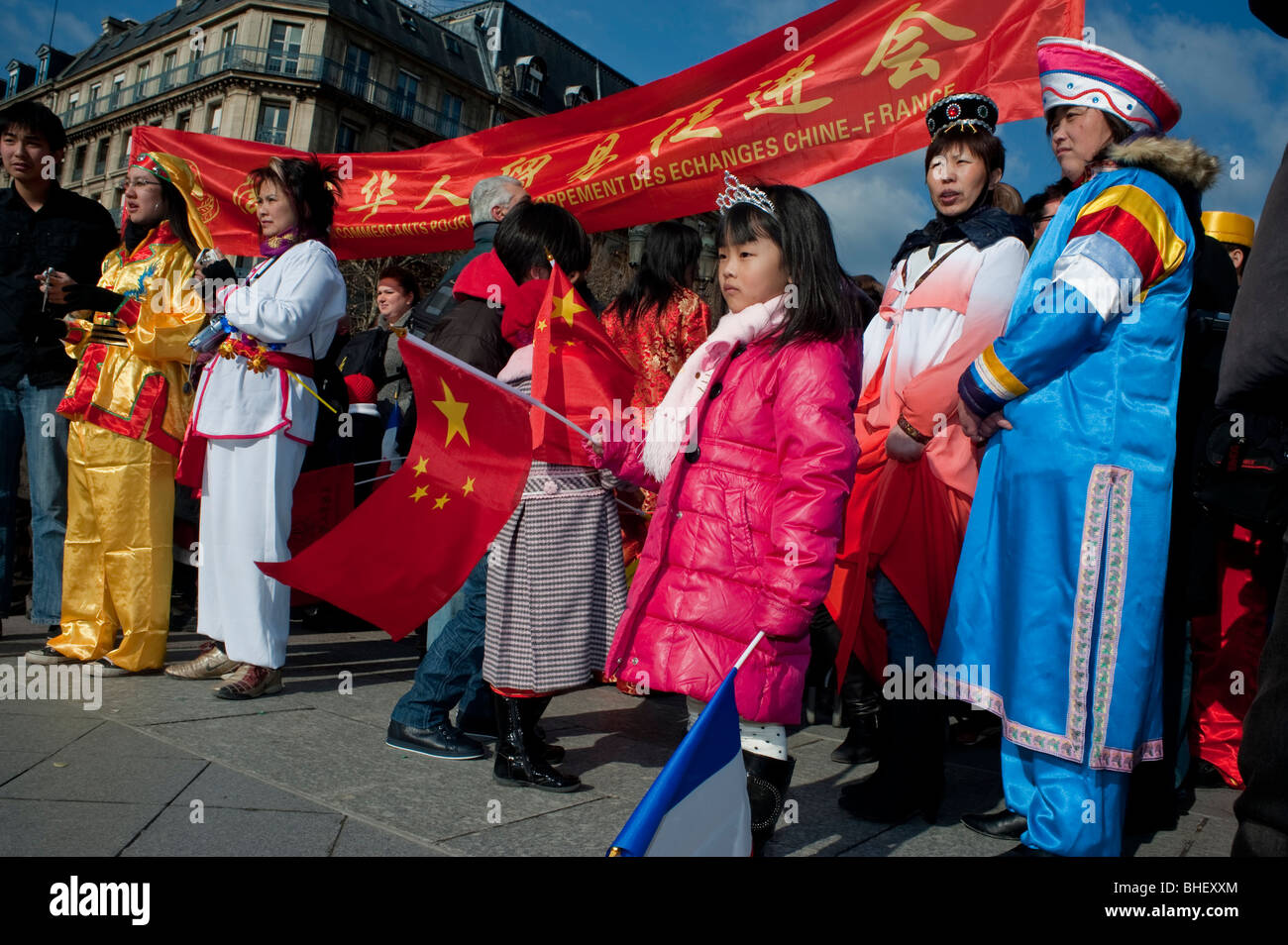 Parigi, Francia, asiatici che celebrano la sfilata annuale del Carnevale di strada del 'Capodanno cinese', famiglie cinesi vestite, celebrando culture diverse Foto Stock