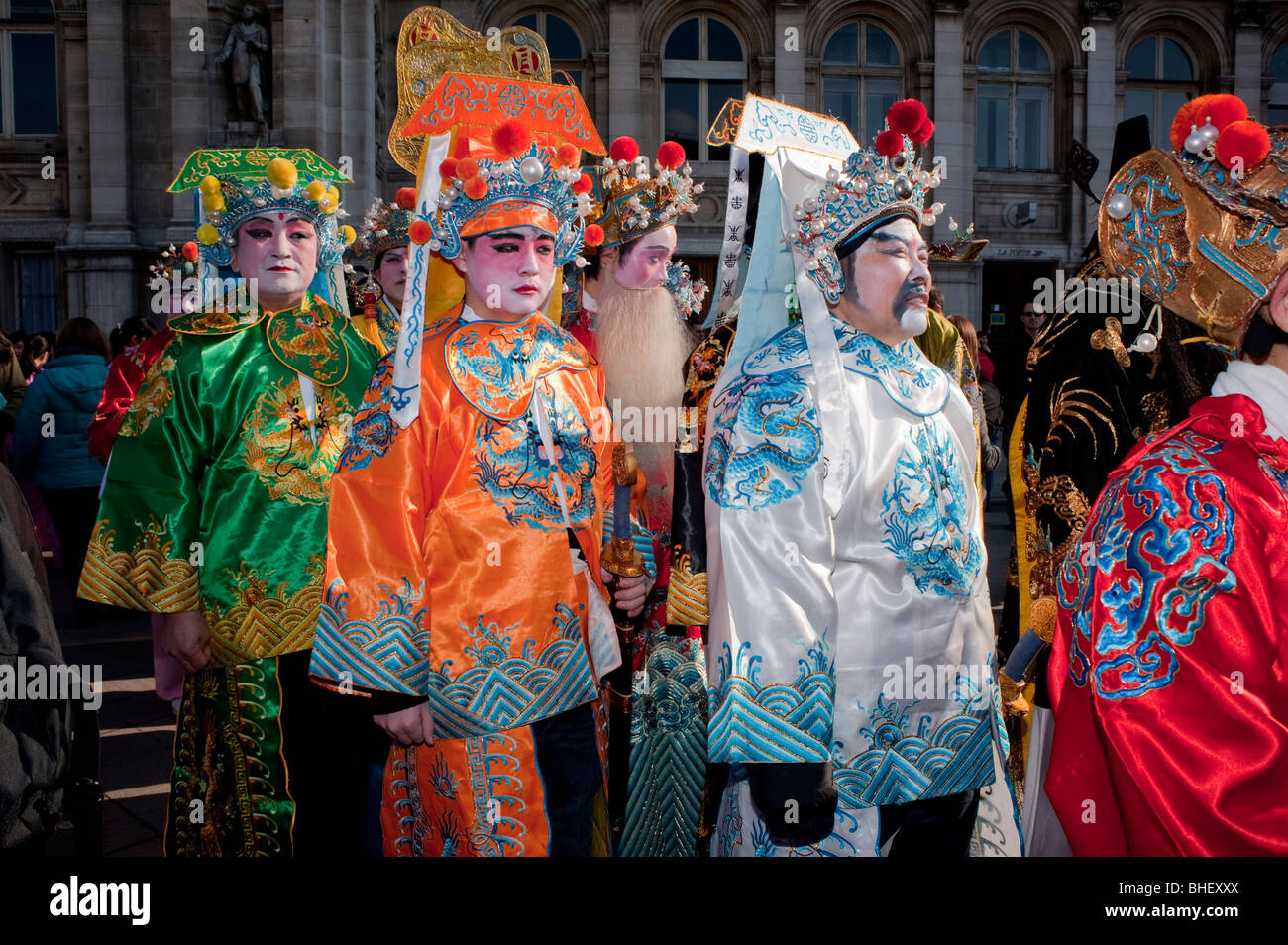 Parigi, Francia, asiatici che celebrano il nuovo anno cinese, sfilata annuale di Carnevale di strada, abito cinese, uomini in volti dipinti, celebrando diverse culture Foto Stock