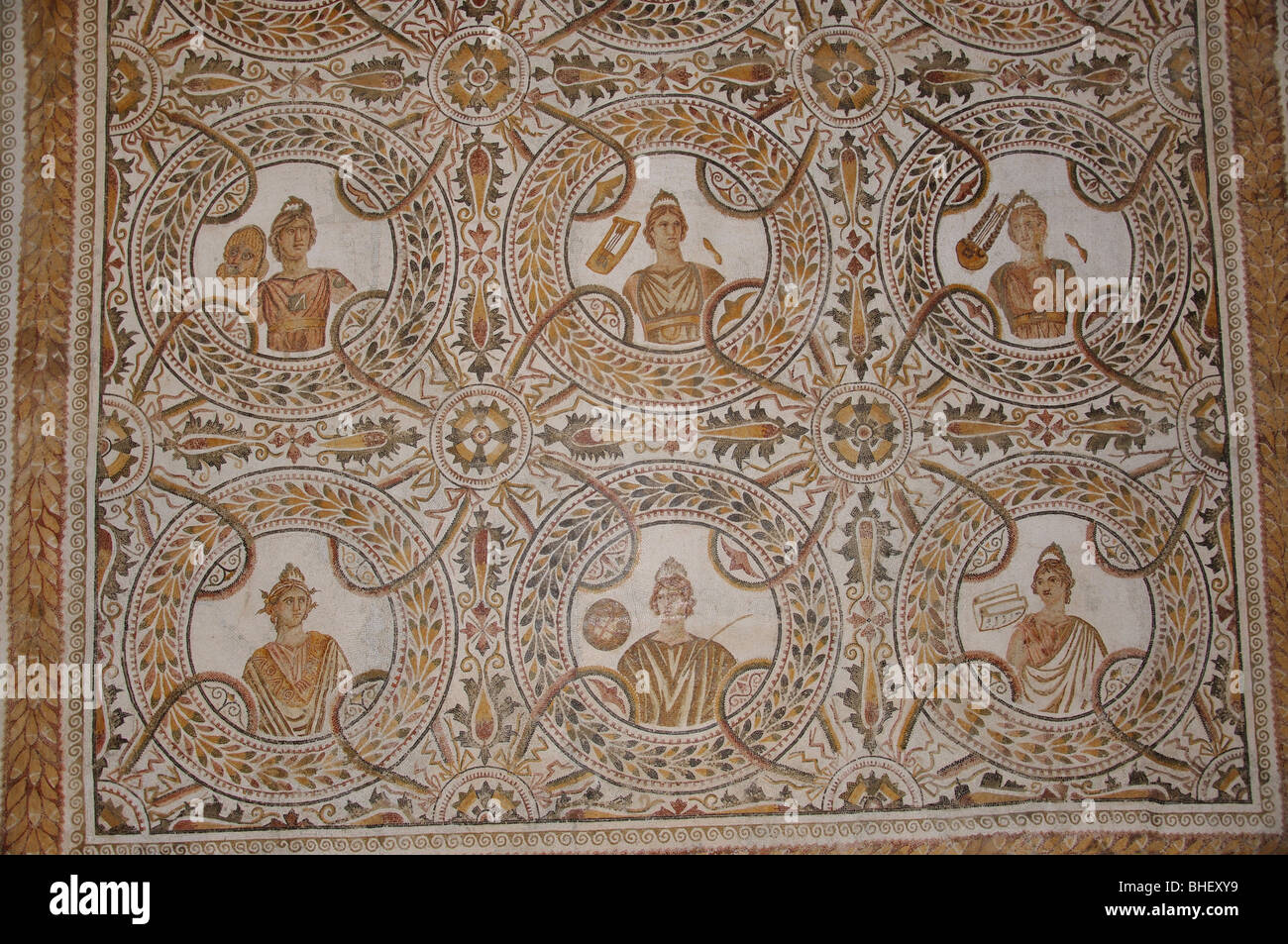 Le nove muse con i loro attributi mosaici, El Djem Museo Archeologico, El Djem, Mahdia Governatorato, Tunisia Foto Stock