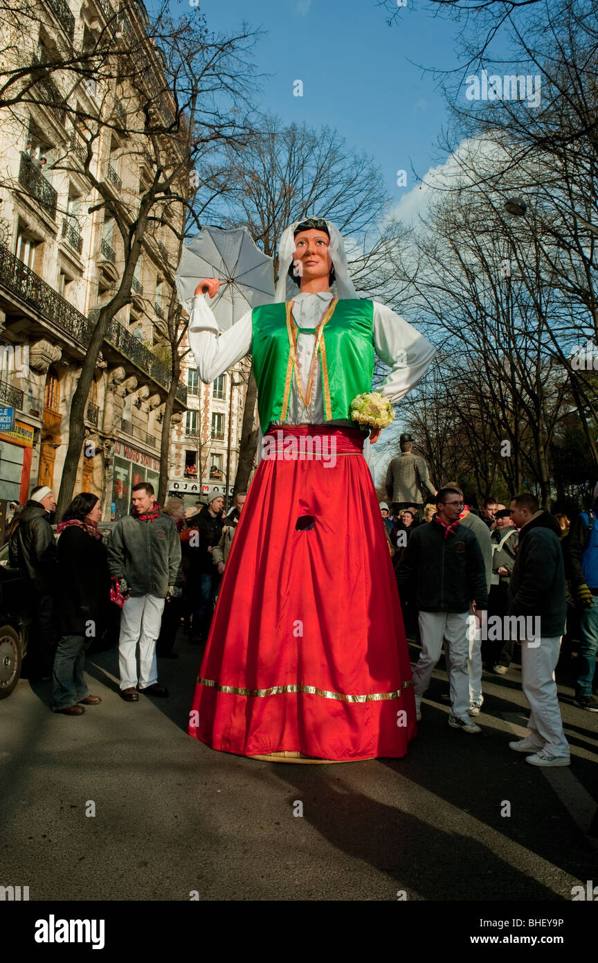 Parigi, Francia, People in Costume Marching in 'Carnaval de Paris' Paris Carnevale Street Festival, grandi personaggi, costumi e tradizioni Francia Foto Stock