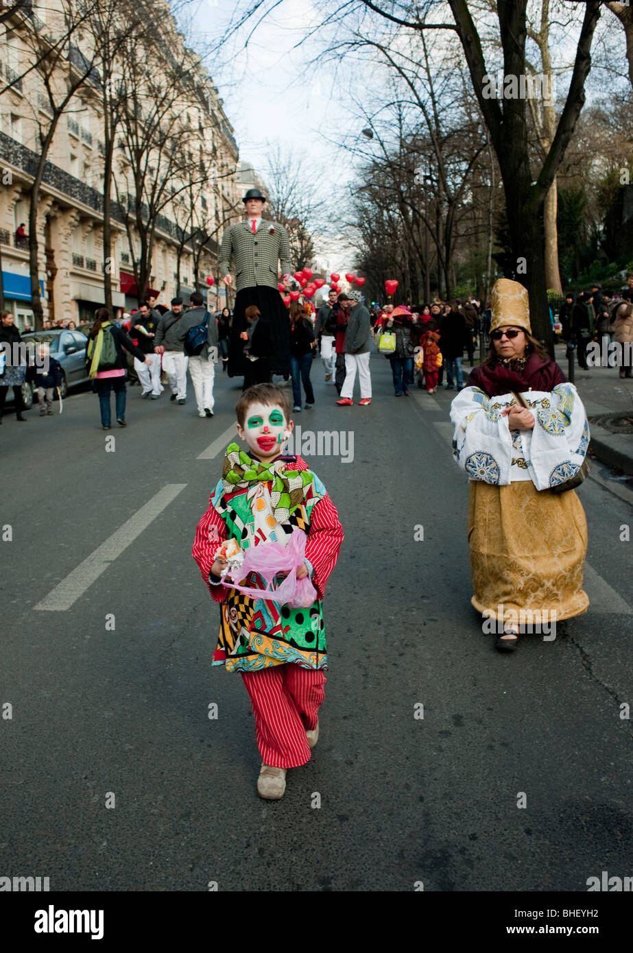 Parigi, Francia, Bambini in Costume Marching in 'Carnaval de Paris' Paris Carnevale Street Festival, vacanze divertimento Foto Stock