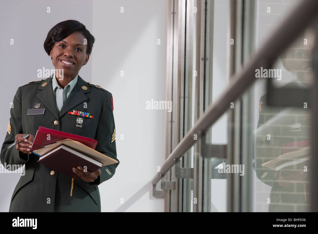 Medico donna della US Army diari di contenimento Foto Stock