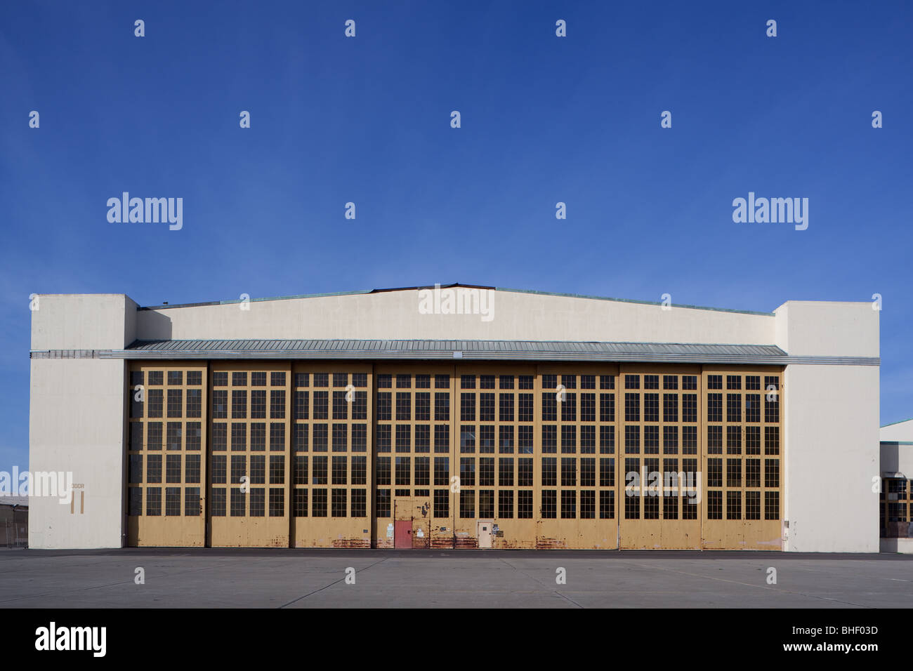 Hangar edificio sulla vecchia Naval Air Station sulla isola di Alameda, CA Foto Stock