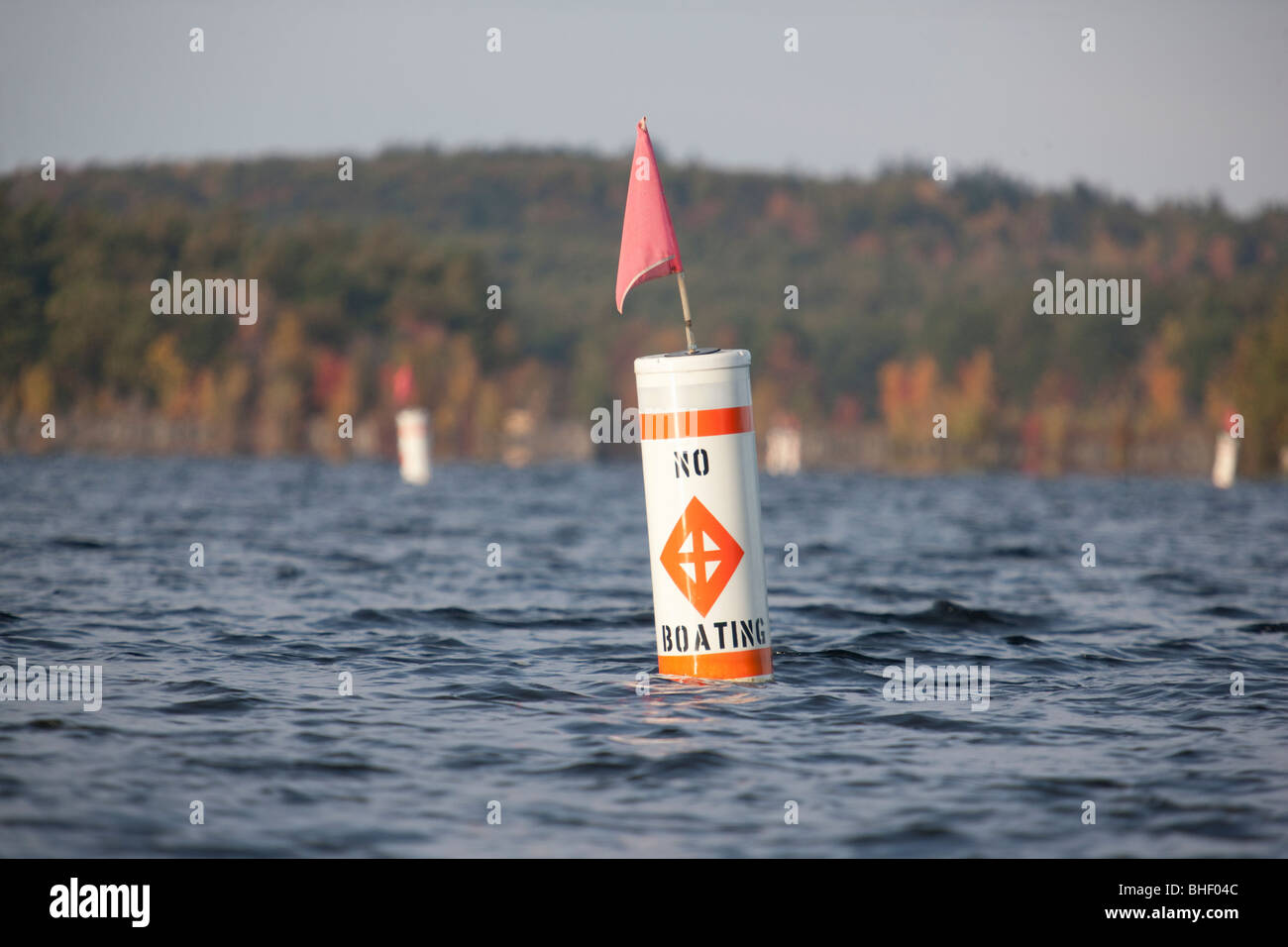 Nessuna barca boa galleggianti in un lago Foto Stock