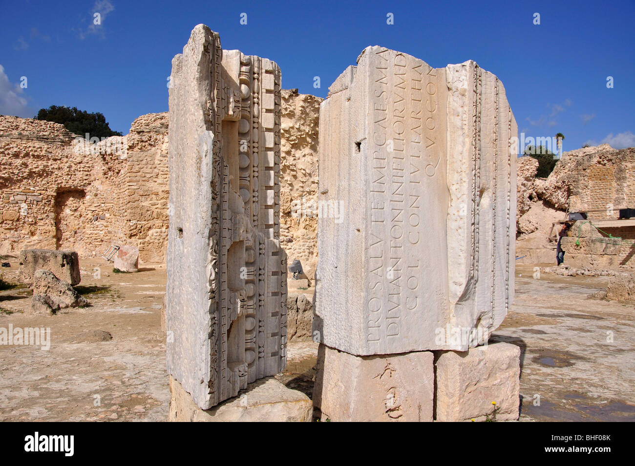 Travi in marmo con iscrizioni, Thermes d' Antonin, Cartagine, Tunisi, Governatorato di Tunisi, Tunisia Foto Stock