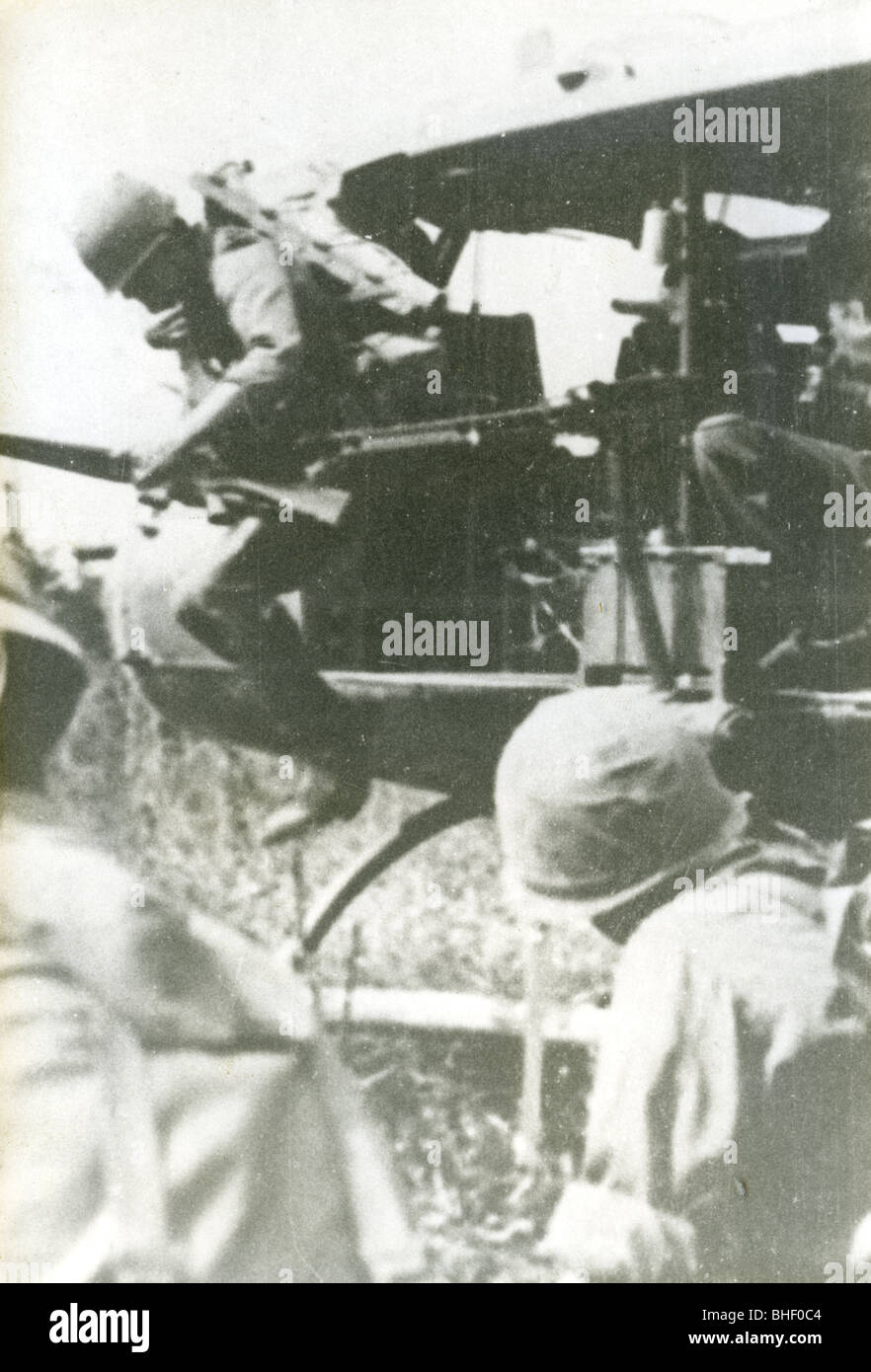 La fanteria fucilieri saltare da un elicottero huey durante un assalto di combattimento. Guerra di Vietnam cavalleria 1° luglio 1966 al novembre rifleman Foto Stock