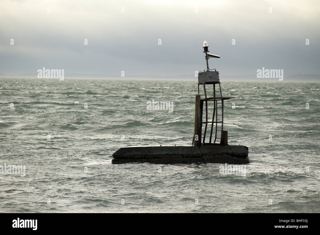 Navigazione automatizzata di luce su Puget Sound via d'acqua segnando l'ingresso a un terminal per i traghetti Foto Stock