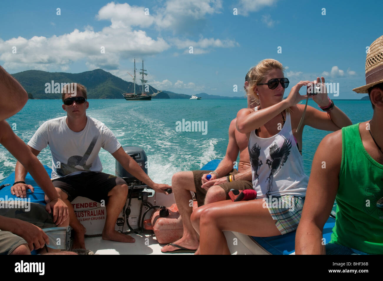 I turisti che vanno a terra da un cruising charter goletta su isole Whitsunday, della Grande Barriera Corallina, Queensland, Australia Foto Stock