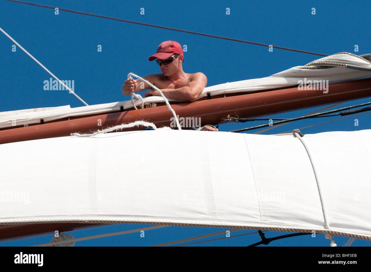 Membri dell'equipaggio della nave a vela Solway Lass, dotata di mezzi quadrati, che lavorano in alto sotto la vela Foto Stock