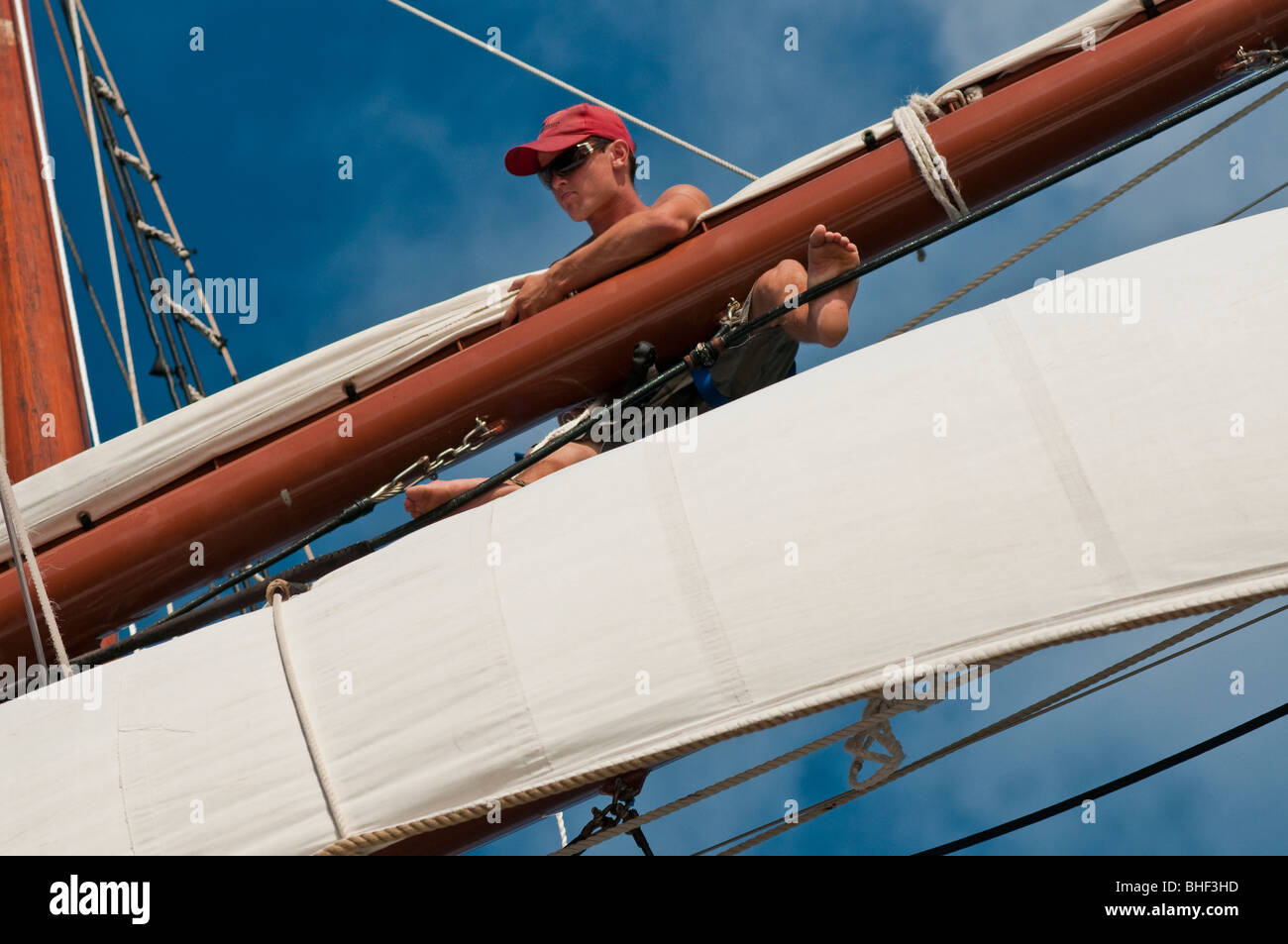 Membri dell'equipaggio della nave a vela Solway Lass, dotata di mezzi quadrati, che lavorano in alto sotto la vela Foto Stock