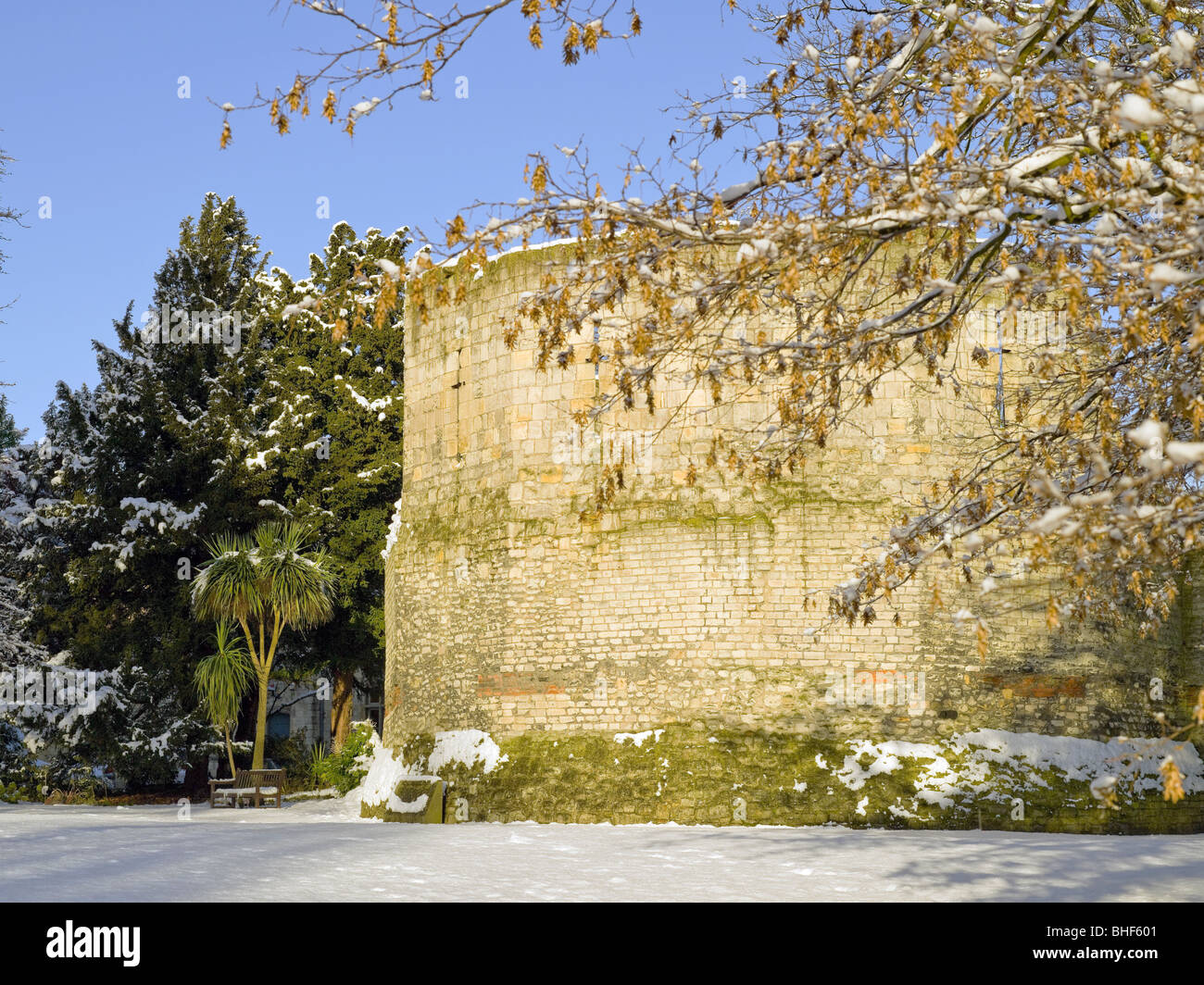 Multangular Tower nei giardini del museo coperti di neve in inverno York North Yorkshire Inghilterra Regno Unito Regno Unito Gran Bretagna Foto Stock