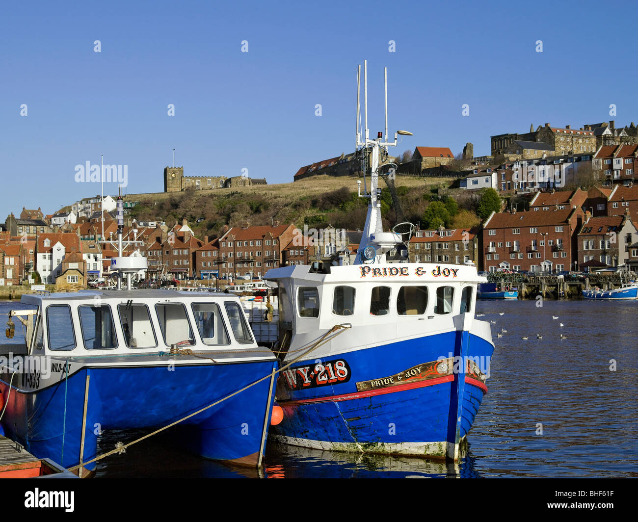 Barche da pesca ormeggiate nel porto Whitby North Yorkshire Inghilterra Regno Unito GB Gran Bretagna Foto Stock