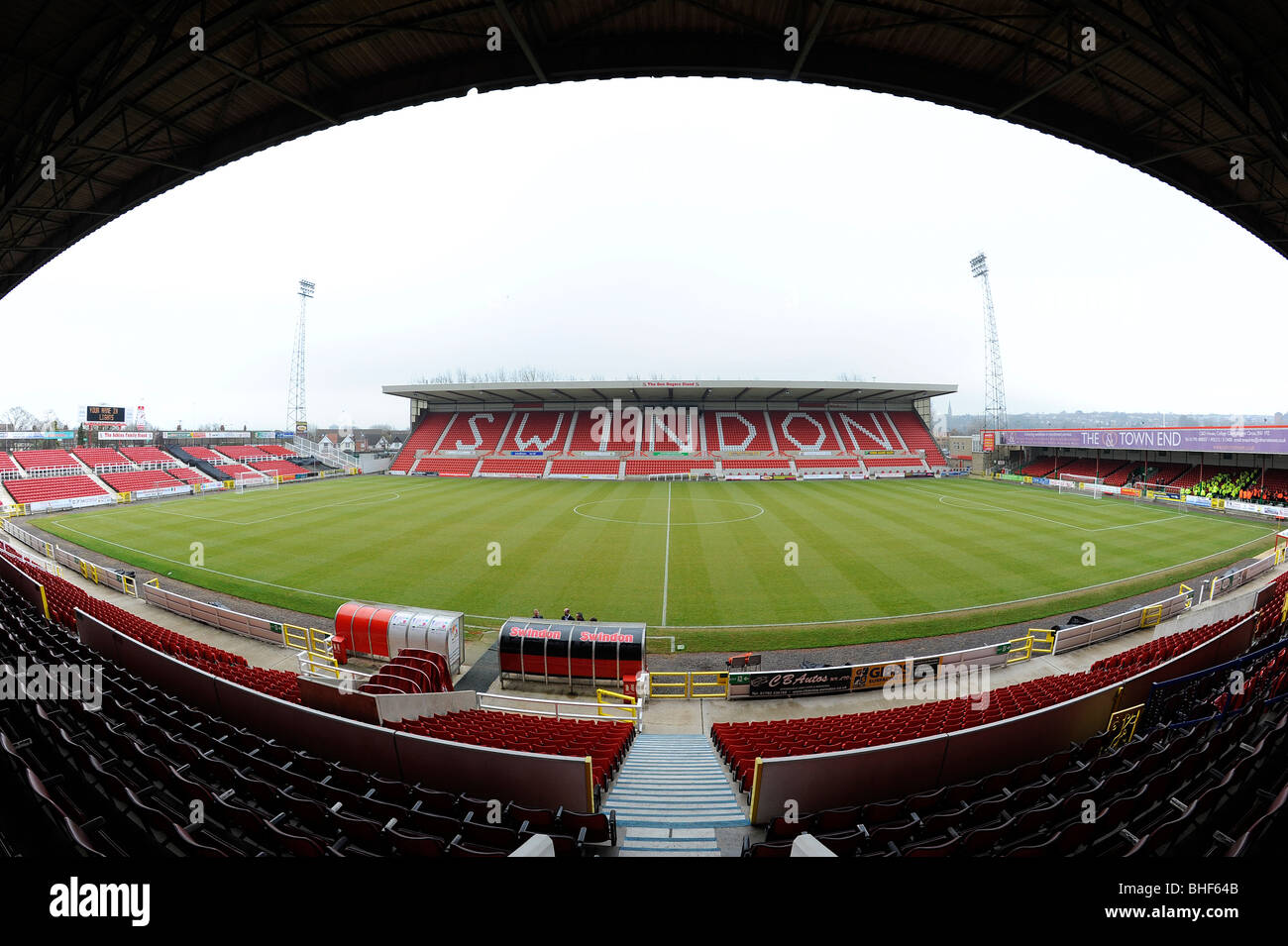 View all'interno della County Ground, Swindon. Home di Swindon Town Football Club Foto Stock