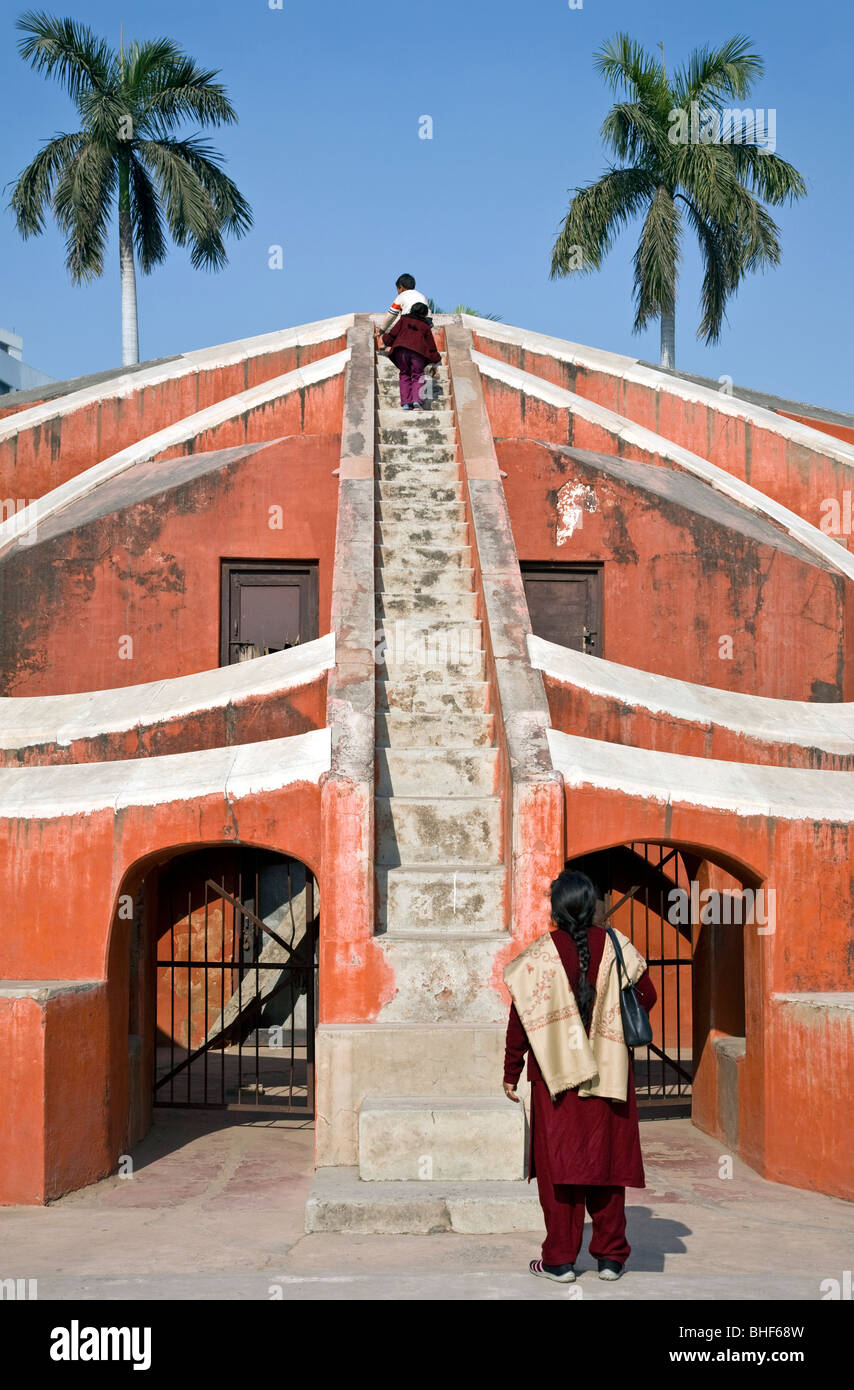 Madre guardando i suoi bambini a Misra Yantra edificio. Jantar Mantar antico osservatorio. New Delhi. India Foto Stock