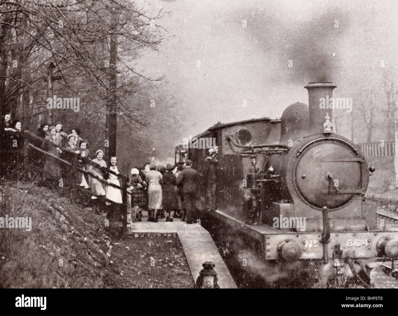 I passeggeri in coda per un vapore a pioggia di Rowntree halt, York, nello Yorkshire, 1934. Artista: sconosciuto Foto Stock