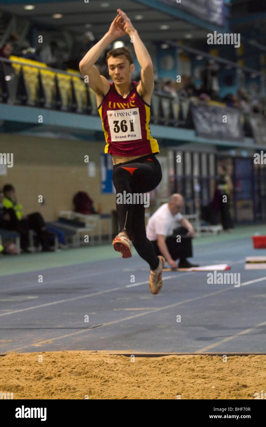 Atleta maschio compete nel salto triplo di un Gran Premio di soddisfare in Cardiff. Foto Stock