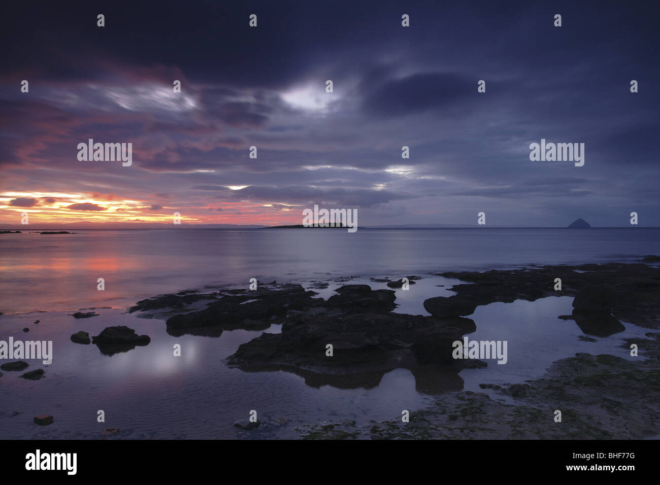Faro Pladda e Ailsa Craig presso sunrise dal Kildonan sull'isola di Arran Ayrshire in Scozia Foto Stock