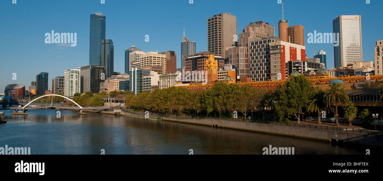Panorama del CBD di Melbourne Victoria Australia attraverso il fiume Yarra Foto Stock