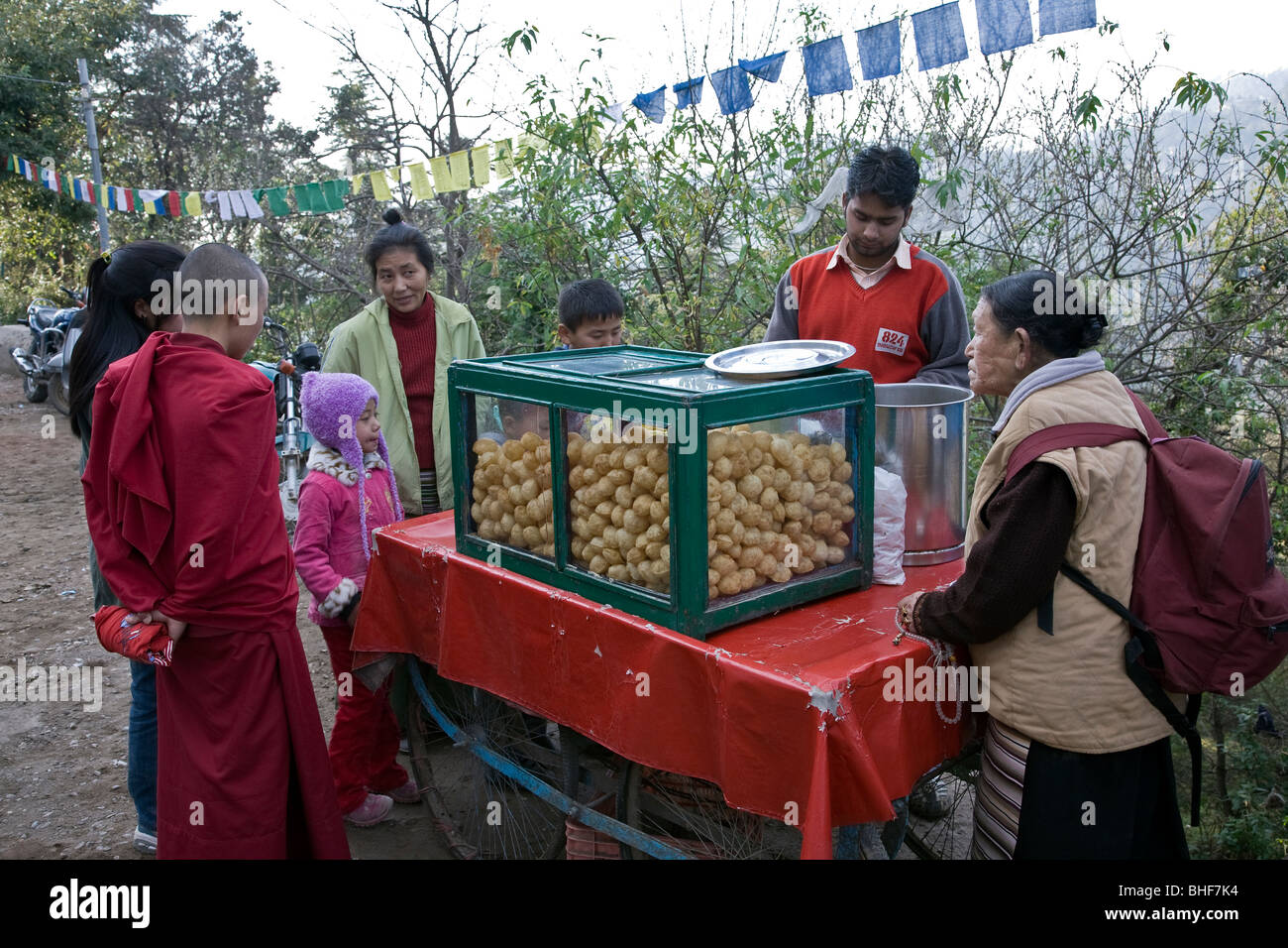 Rifugiati tibetani mangiare pani puri (tradizionale spuntino indiano). McLeod Ganj. Dharamsala. India Foto Stock