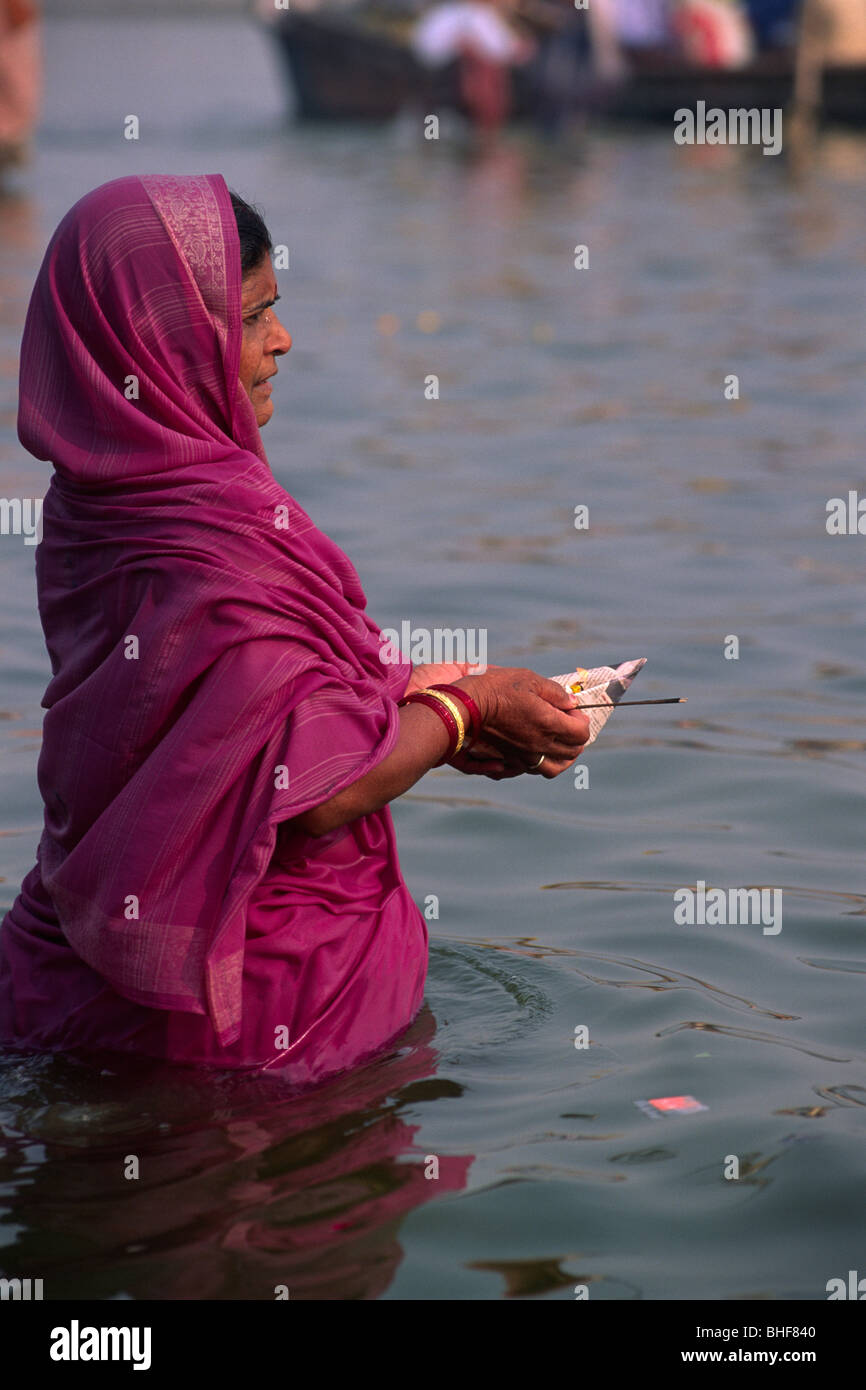 India, Uttar Pradesh, Allahabad, Sangam, donna che fa il bagno alla confluenza dei fiumi Gange e Yamuna Foto Stock
