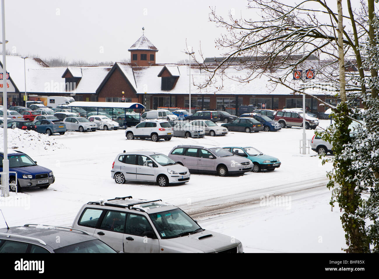 Supermercato parcheggio auto sotto la neve. Surrey, Regno Unito Foto Stock