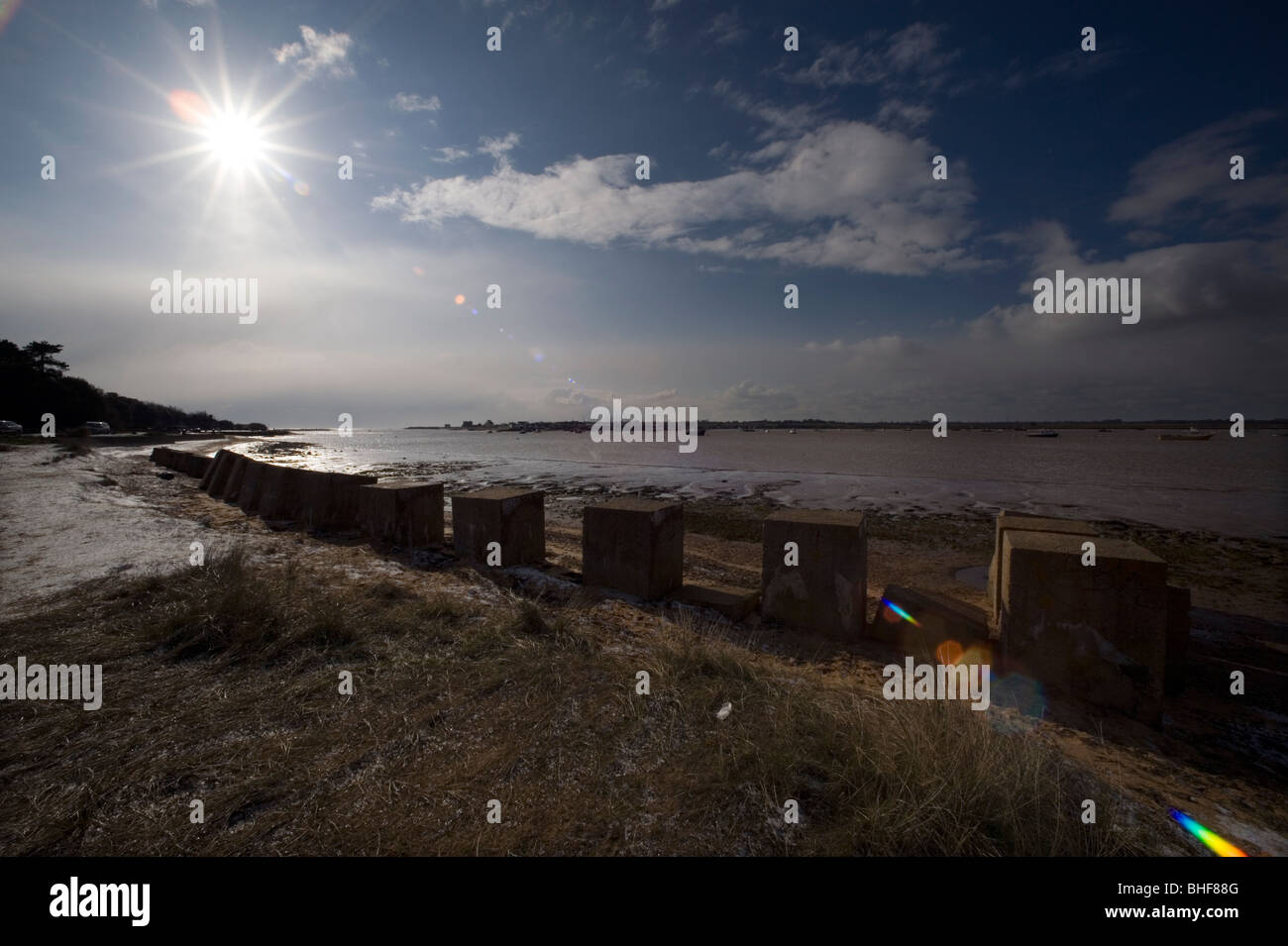 Bawdsey Quay lungo il fiume Deben cercando di fronte al vecchio Felixstowe, Suffolk, Inghilterra, Regno Unito. Mostra guerra fredda noi installato dragons t Foto Stock