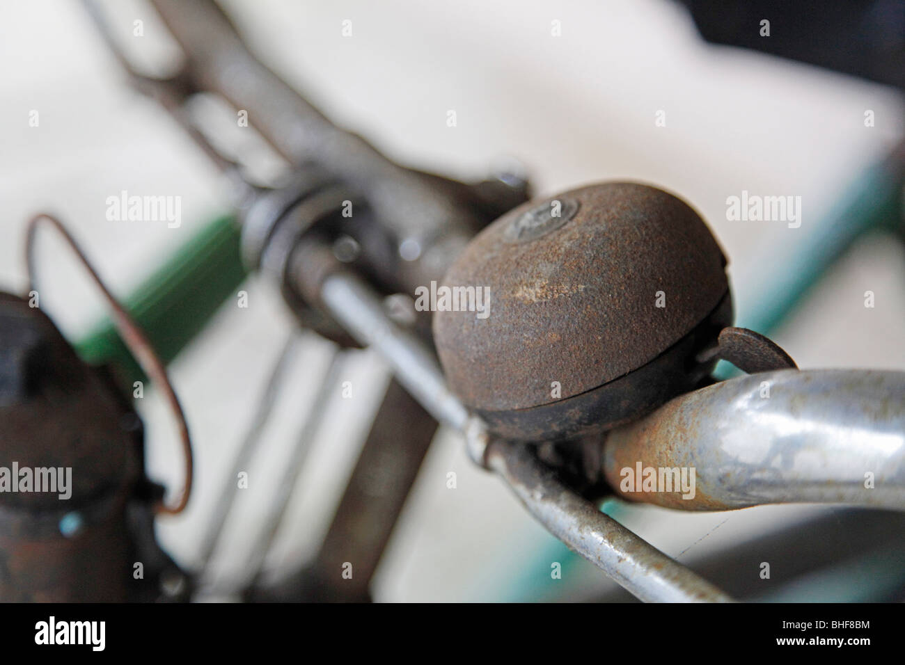 Vecchie biciclette e accessori in un capannone in bici Foto Stock