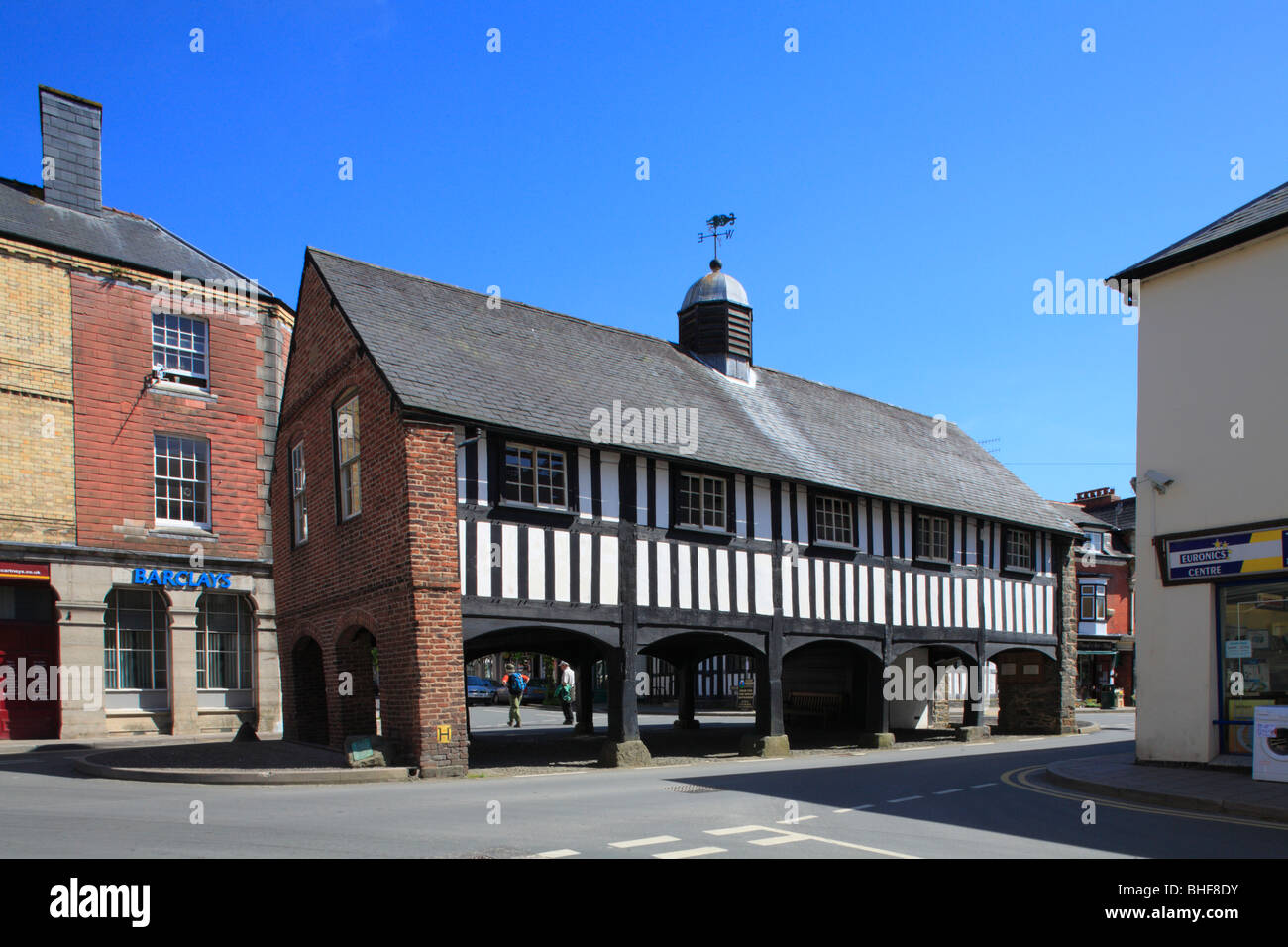 Centro storico di legno a sala mercato risalente agli inizi del XVII secolo. Llanidloes, Powys, Wales, Regno Unito. Foto Stock