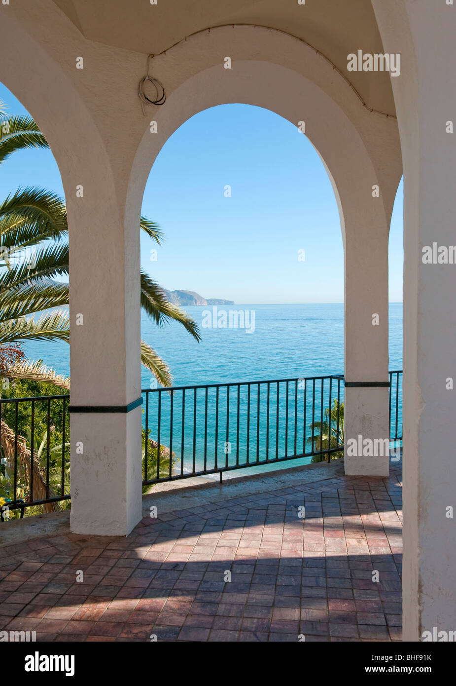 Vista del mare Mediterraneo attraverso arch Foto Stock