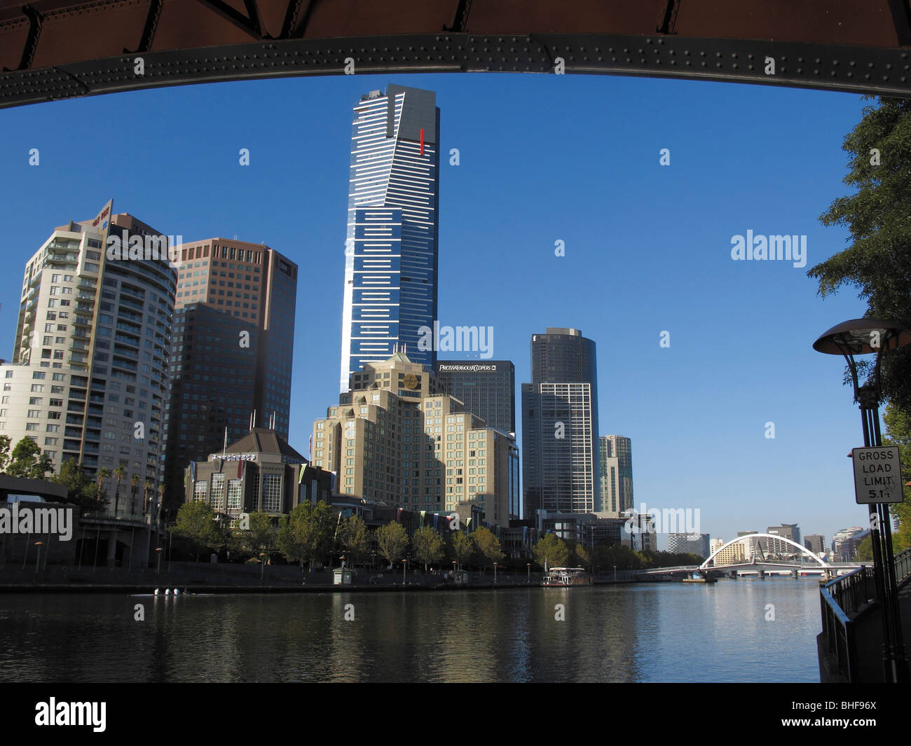 Melbourne Docklands precinct sul Fiume Yarra incorniciato da Princes Street Bridge Foto Stock