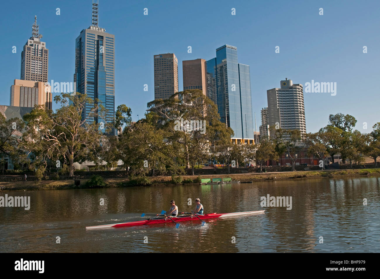 I rematori posti lungo il fiume Yarra contro lo sfondo della skyline di Melbourne Foto Stock