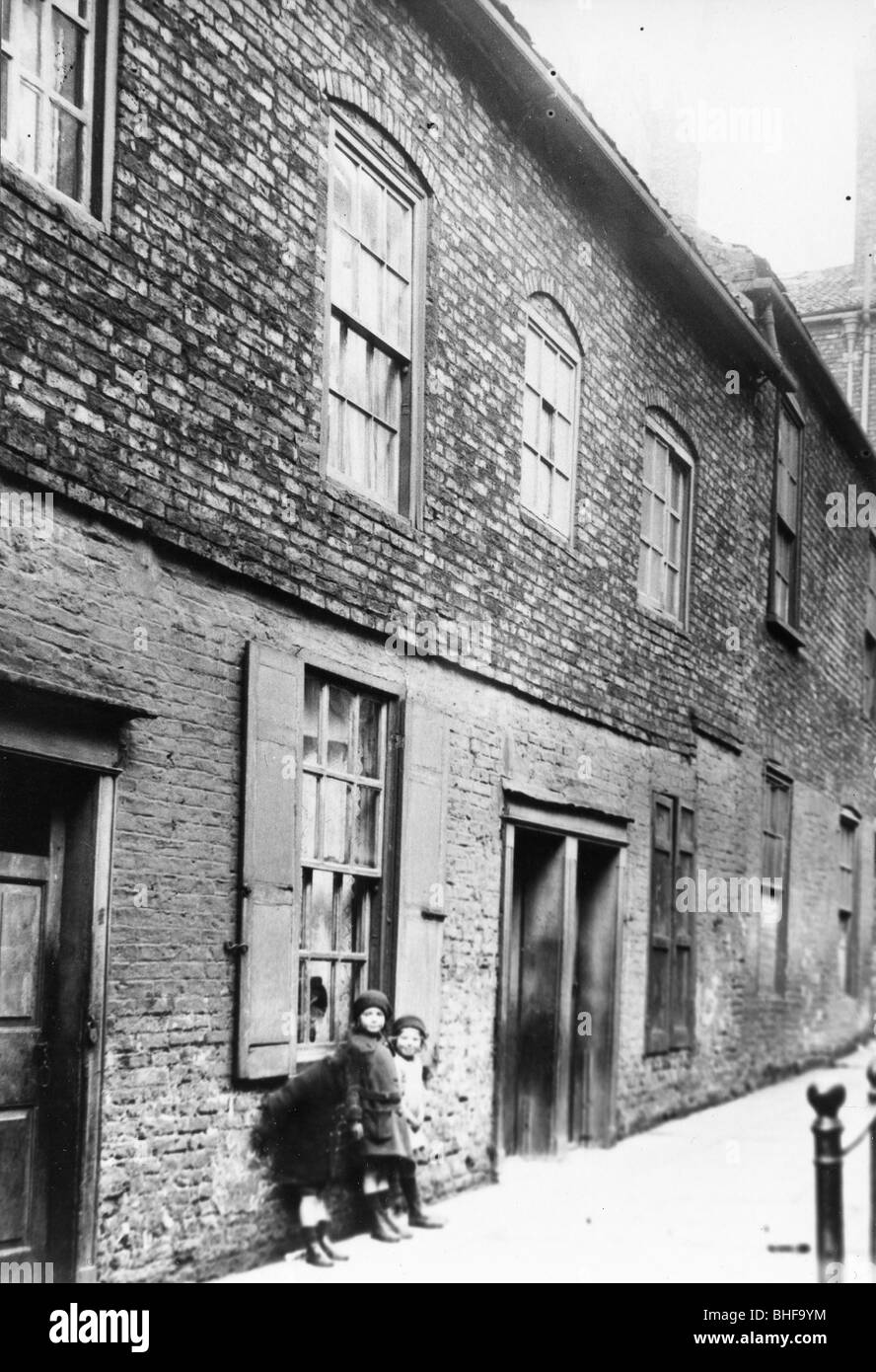 Scena di strada di cattive condizioni abitative, York, Yorkshire, 1923. Artista: sconosciuto Foto Stock