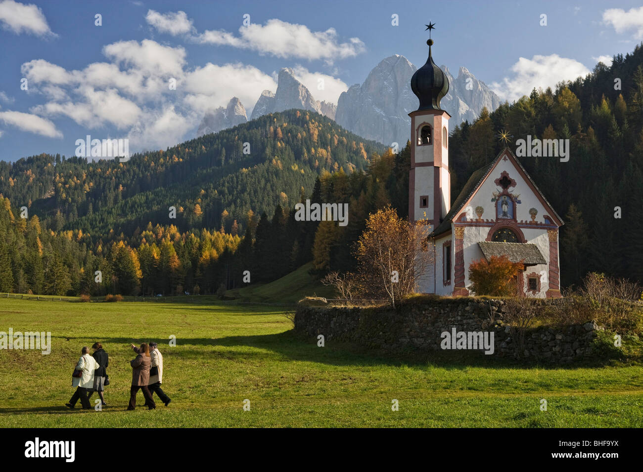 San Giovanni in Ranui e gamma di Geisler, Villnoess Valley, Trentino-Alto Adige/Suedtirol, Italia Foto Stock