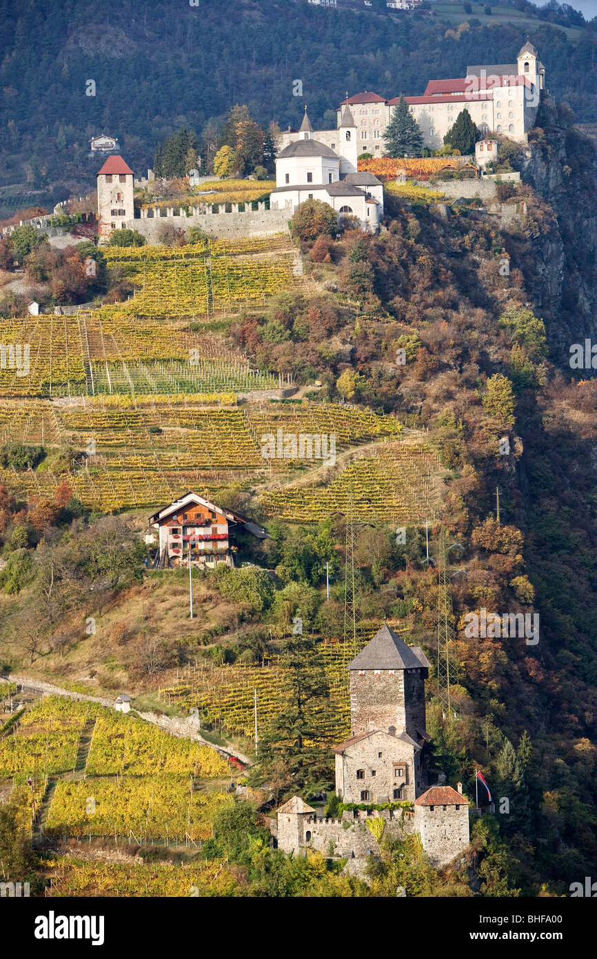 Bronzolo castello e Saeben Abbey, chiusa, Trentino-Alto Adige/Suedtirol, Italia Foto Stock