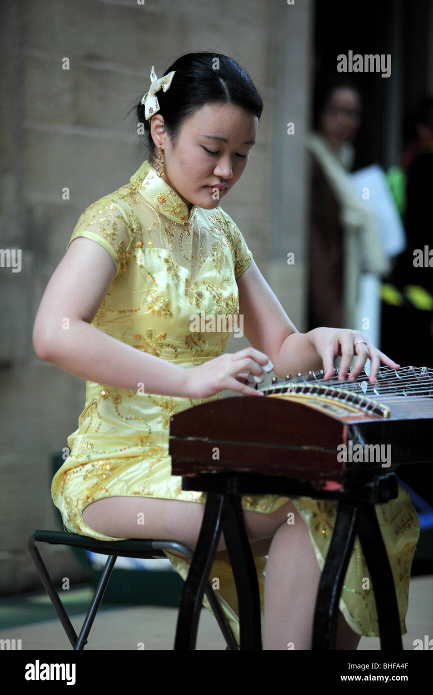 Kuzhan musicista cinese ragazza China town Asia mostrano prestazioni celebrazioni celebrazione Cina moto corsa tradizionale colorato Foto Stock