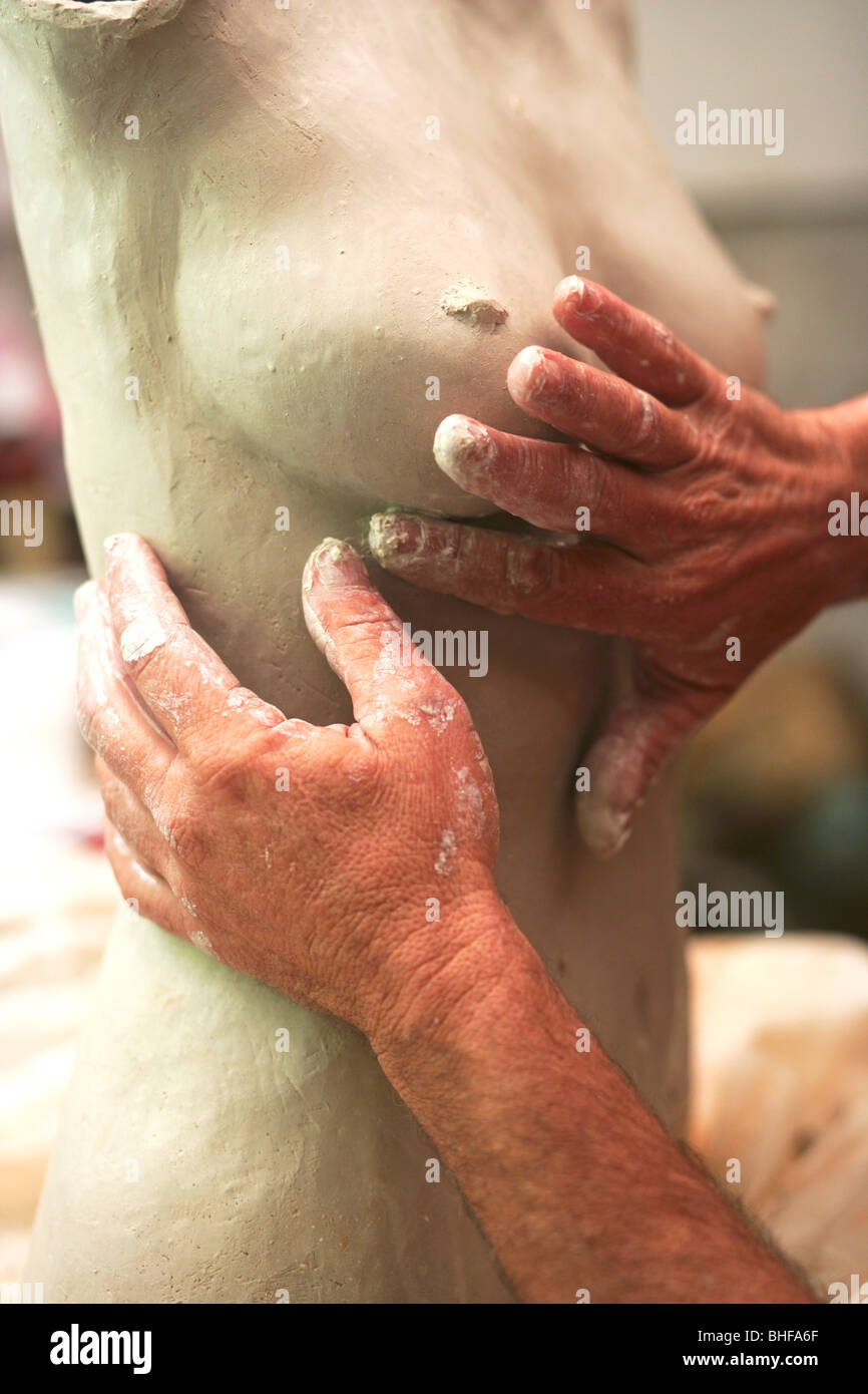 Le mani di un artista sagomatura di una scultura in argilla di un corpo femminile Richard Smith, Aptos, CALIFORNIA, STATI UNITI D'AMERICA Foto Stock