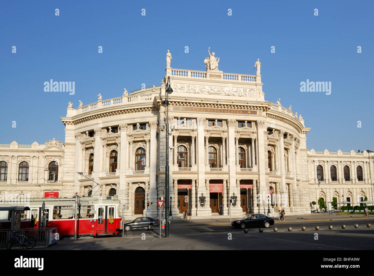 Tram nelle vicinanze del Imperial Court Theatre, Vienna, Austria Foto Stock