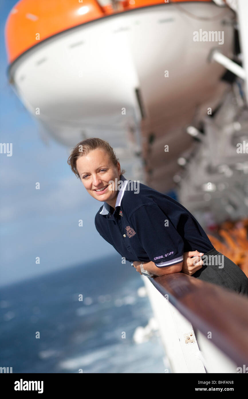 Hostess tedesca Bettina Bauknecht sulla nave da crociera Queen Mary 2 Foto Stock