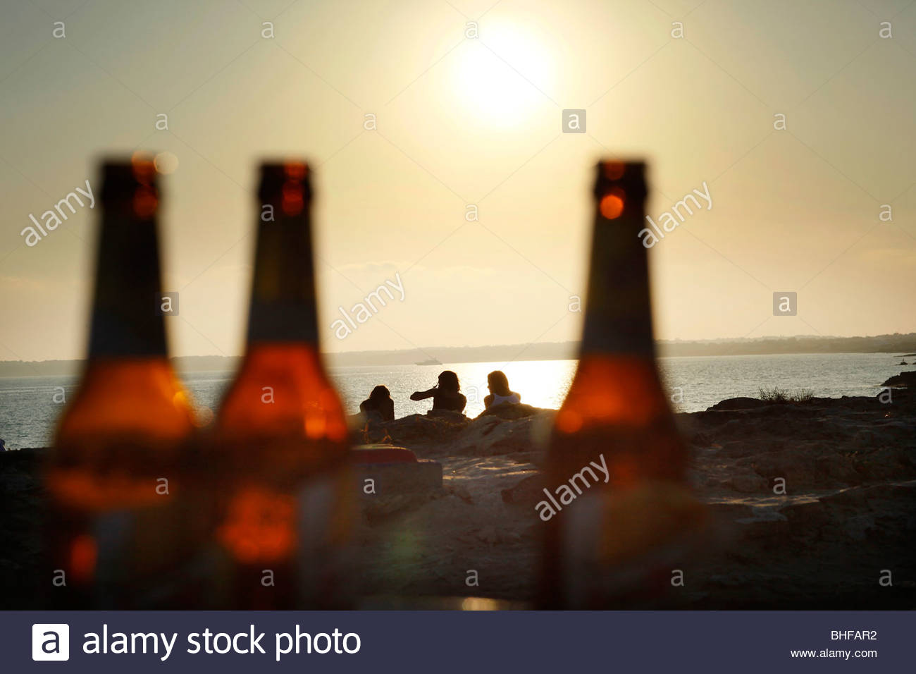 Le Bottiglie Di Birra 3 Persone Sulla Spiaggia Pirata Bus