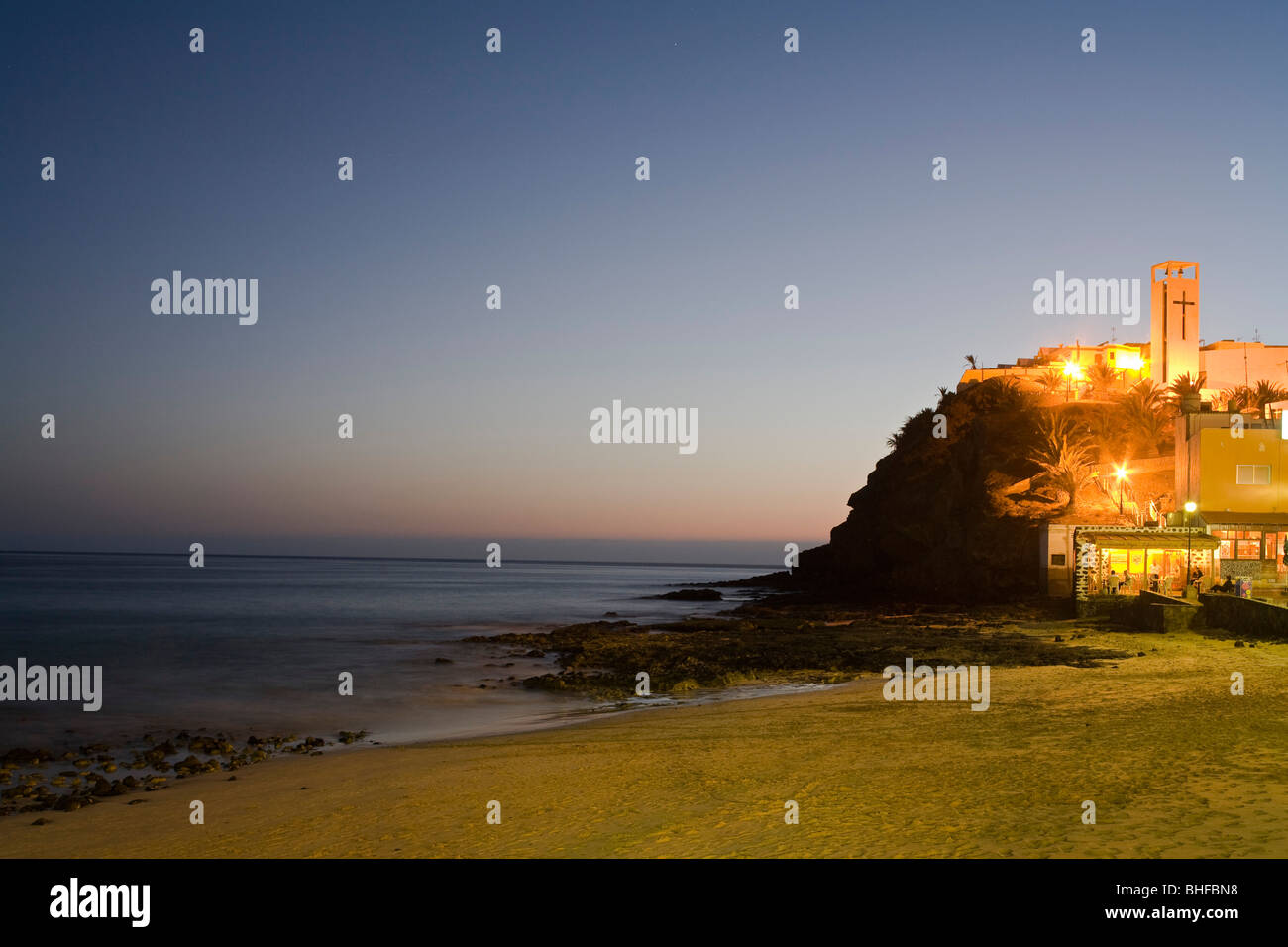 Illuminato ristorante presso la spiaggia al tramonto, Morro Jable, Penisola di Jandia, Fuerteventura, Isole Canarie, Spagna, Europa Foto Stock