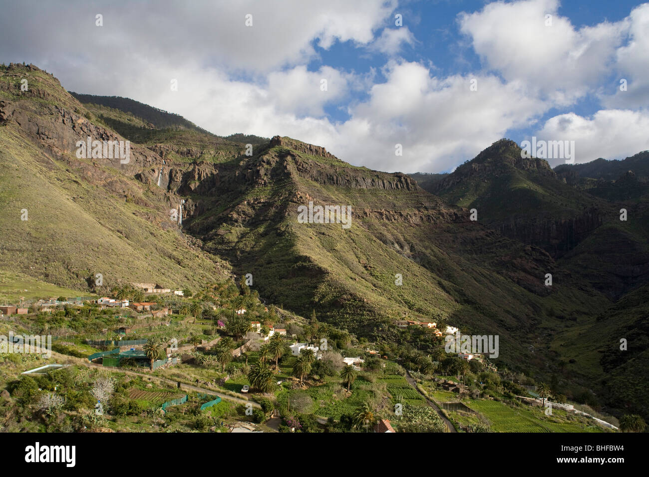 Villaggio di montagna di fronte a cascata Cascada Juan Jorro, Valle di El Risco, Parque Natural de Tamadaba, Gran Canaria, Canarie Foto Stock