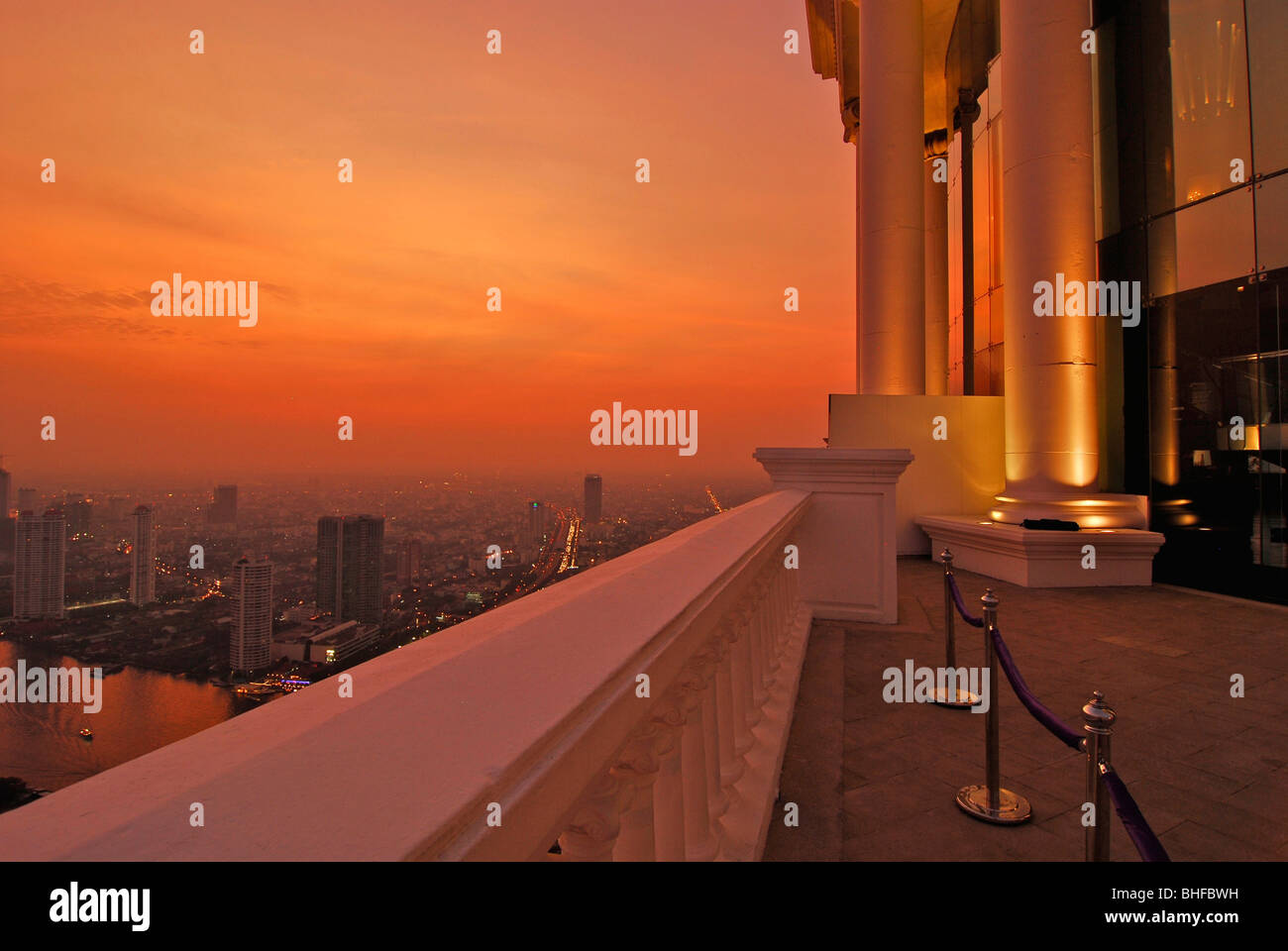 La cupola sopra il ristorante Sirocco sulla sommità della torre di stato con vista su Bangkok, Lebua Hotel, Bangkok, Thailandia, Asia Foto Stock