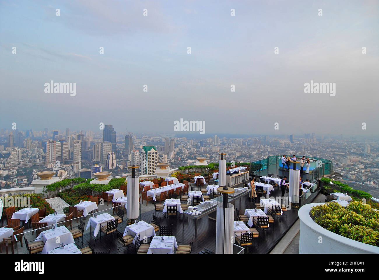 Ristorante Sirocco sulla sommità della torre di stato con vista su Bangkok, Lebua Hotel, Bangkok, Thailandia, Asia Foto Stock