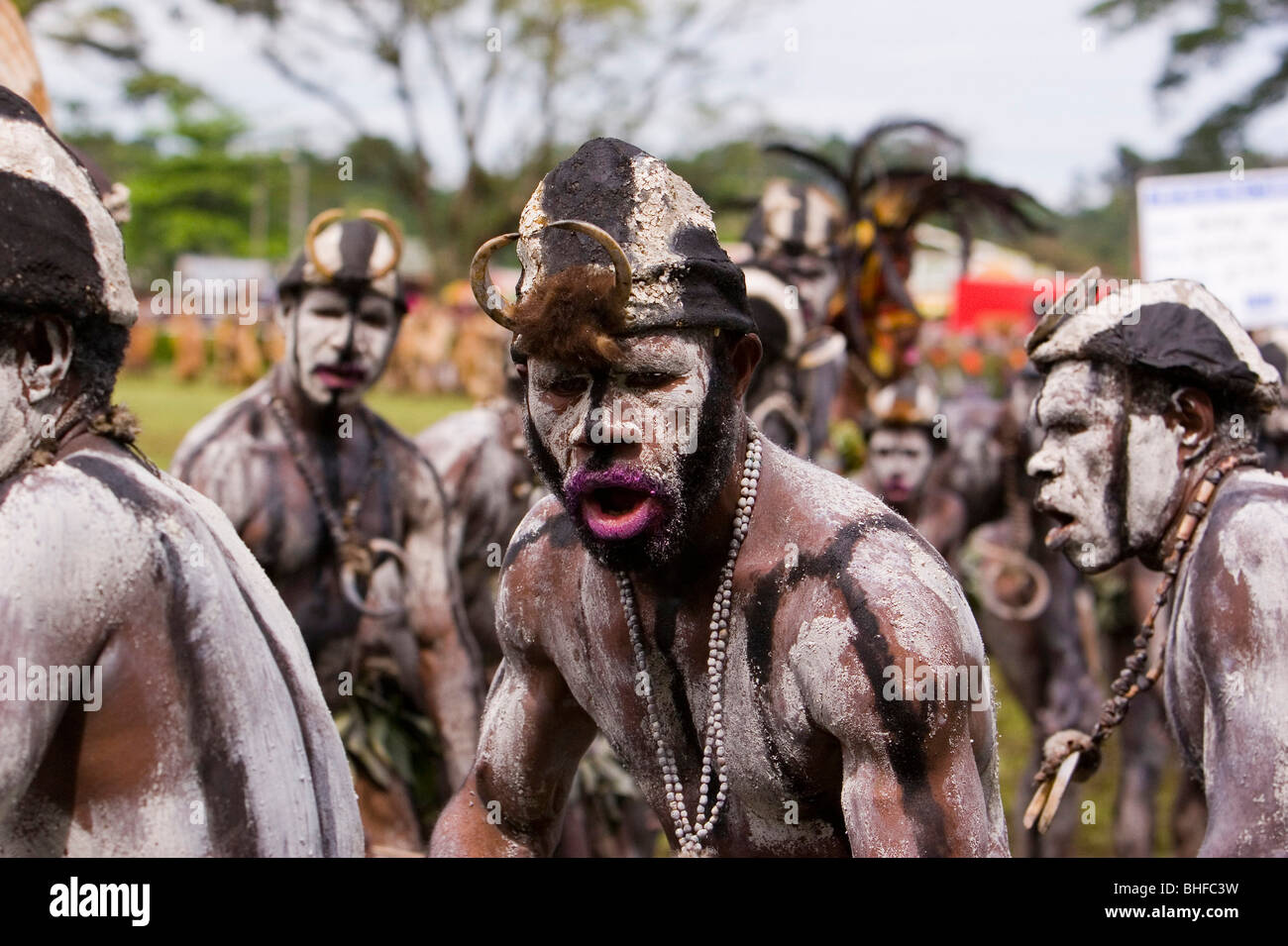 Gli uomini con il body painting a Singsing danza, Lae, Papue Nuova Guinea, Oceania Foto Stock